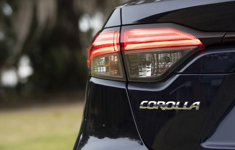 Детали экстерьера Toyota Corolla XLE Sedan 2019 года  (NA) (фото 10 из 40)